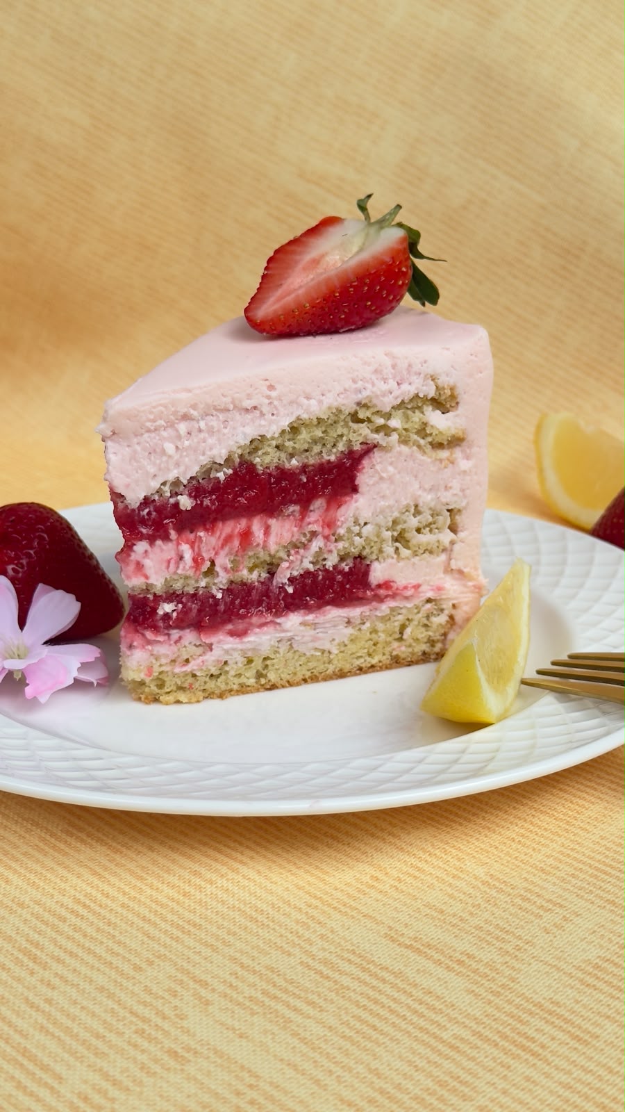 Strawberry lemonade cake